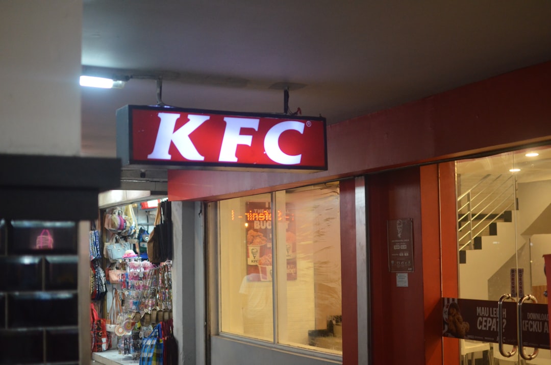 Assiette de poulet grillé KFC sans gluten avec accompagnements