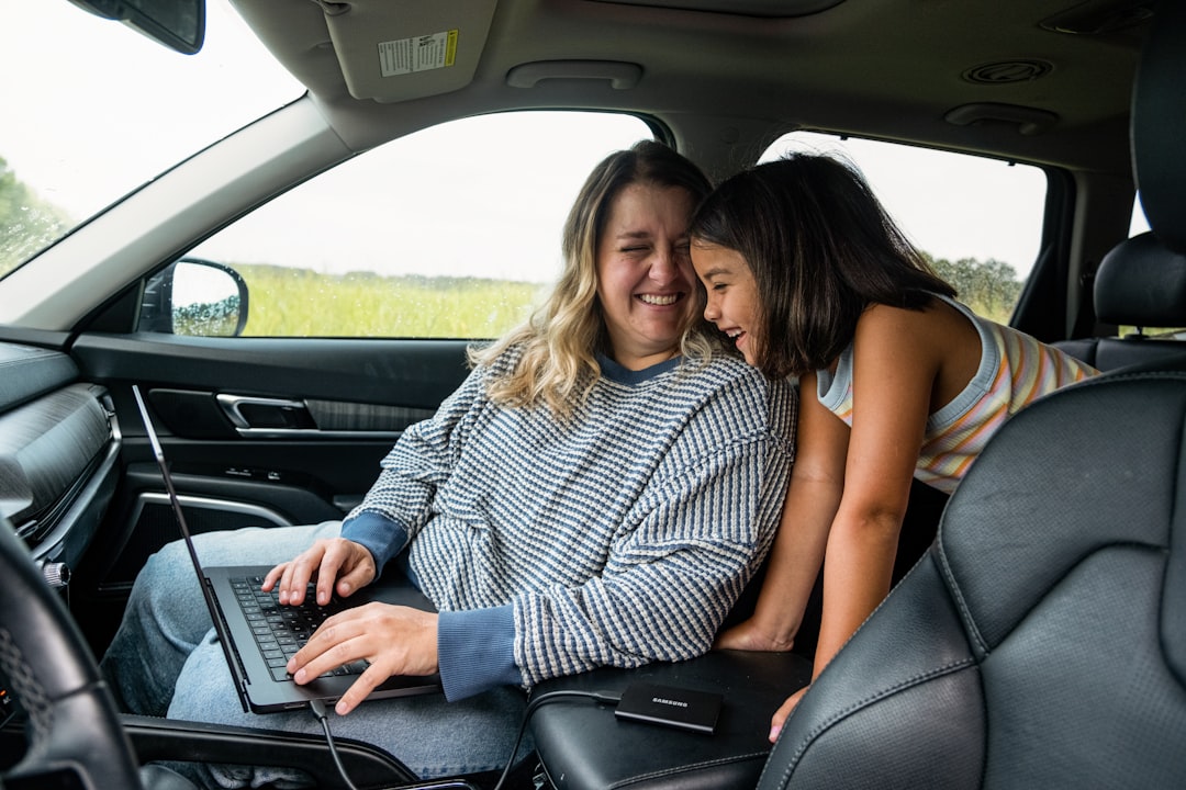 Conducteur comparant plusieurs devis d'assurance auto pour trouver l'offre la moins chère