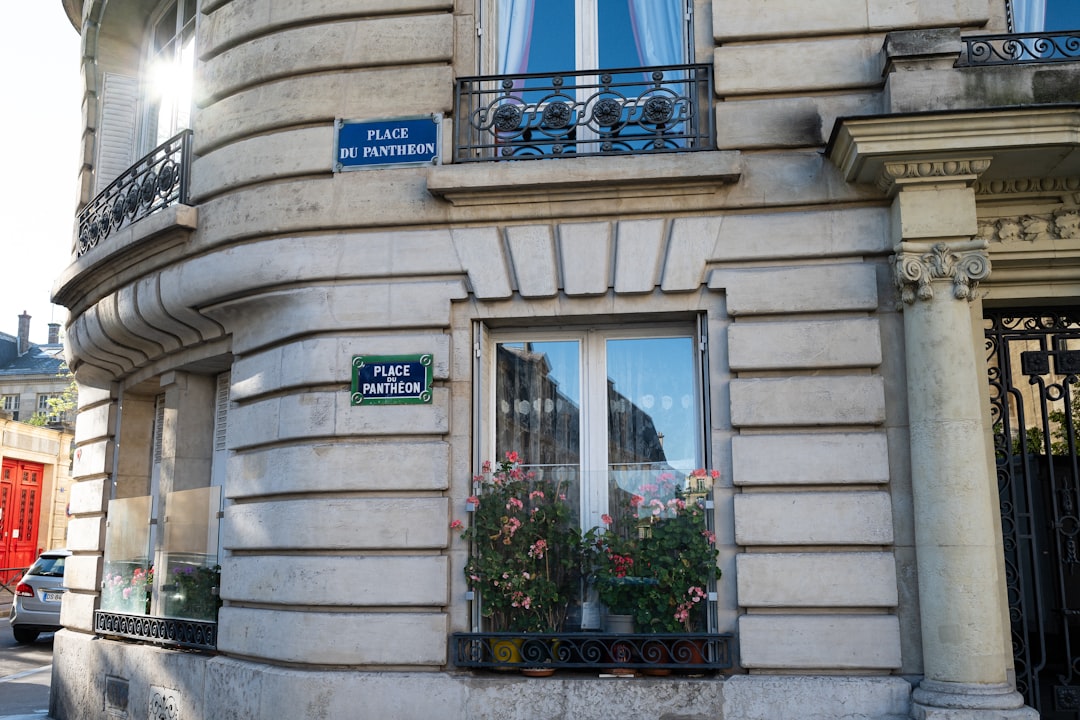 Équipe professionnelle du centre dentaire Dentimad Paris 9 lors d'une consultation dentaire