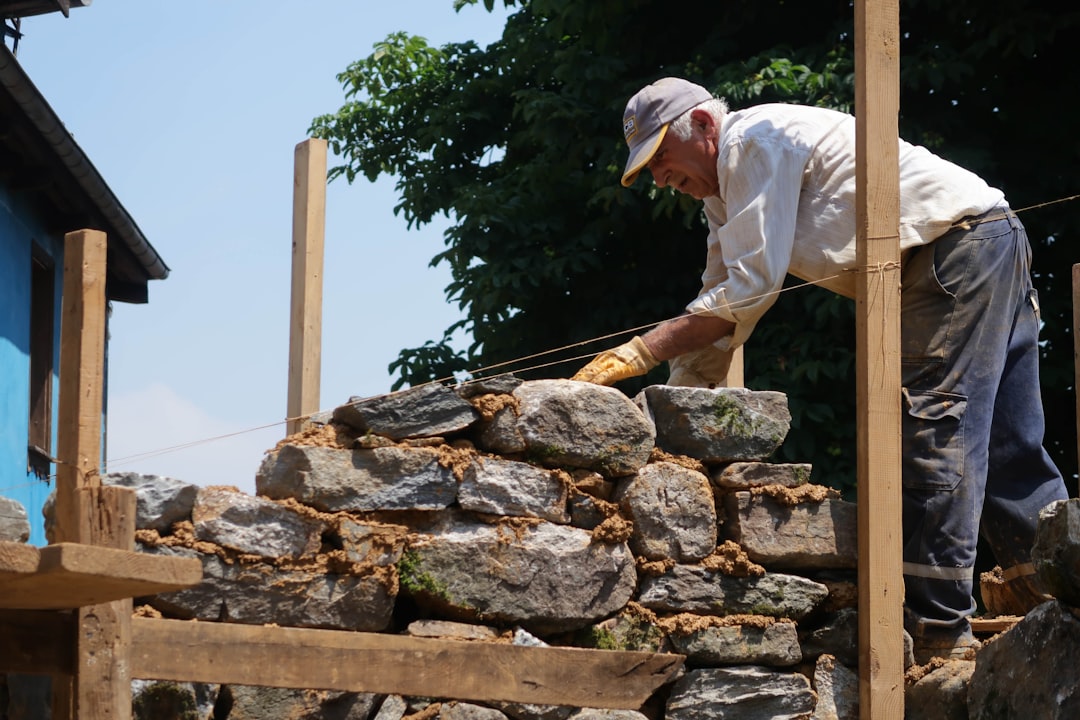 Maçon Besançon : Vos travaux de maçonnerie et construction confiés à des experts