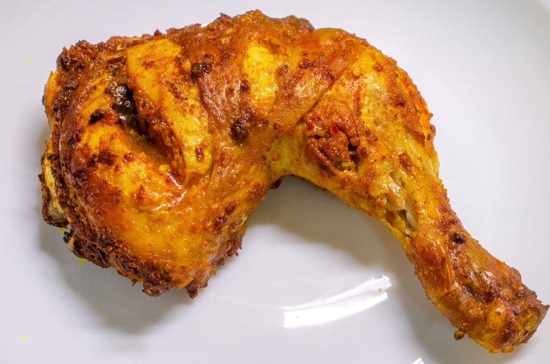 Plateau Pepe Chicken sans gluten avec tenders croustillants, frites dorées et sauce Pepe