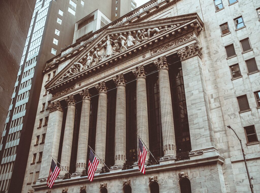Façade de la Bourse de New York à Wall Street, symbole de la finance américaine