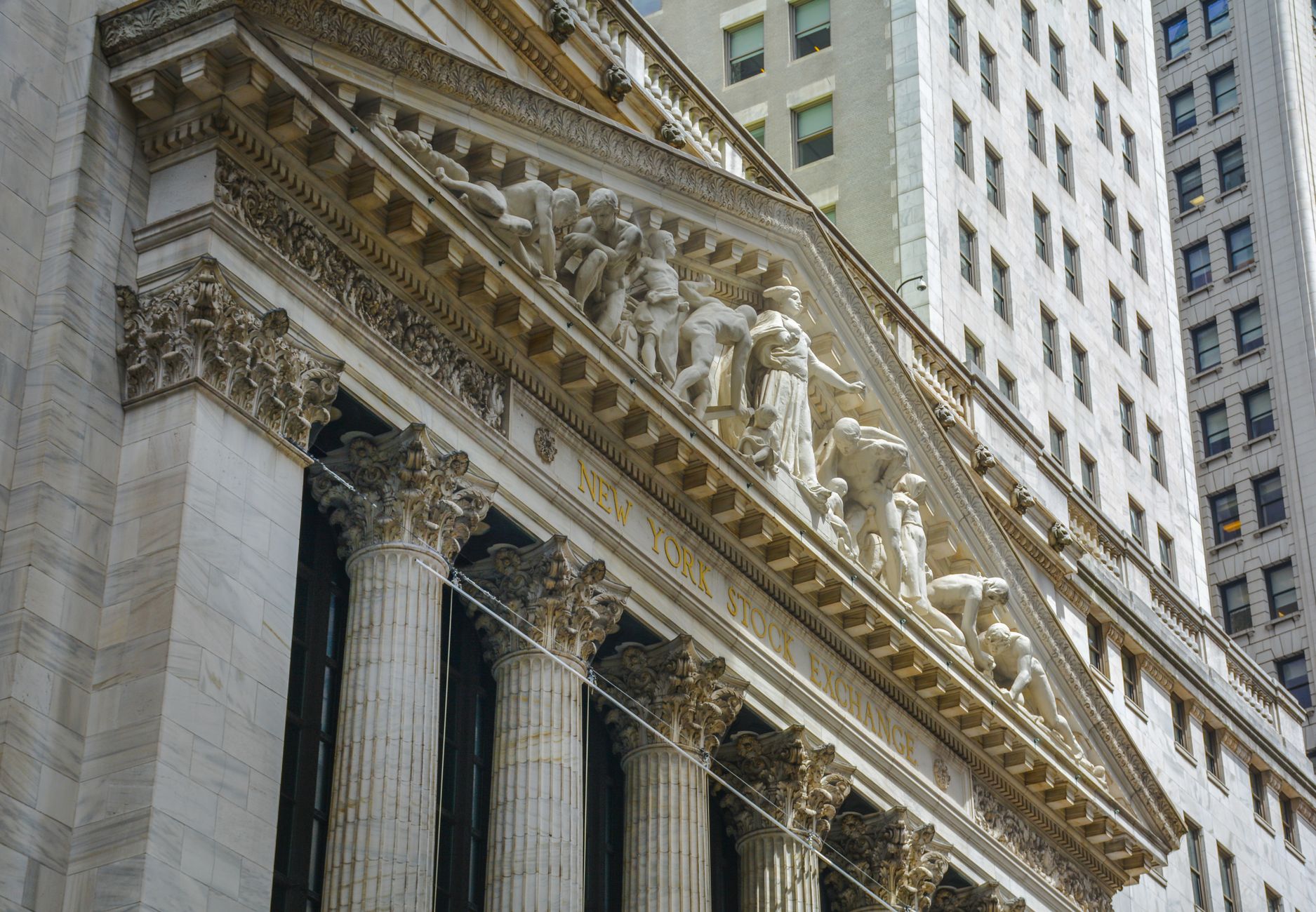 Façade de la Bourse de New York à Wall Street, symbole de la finance américaine