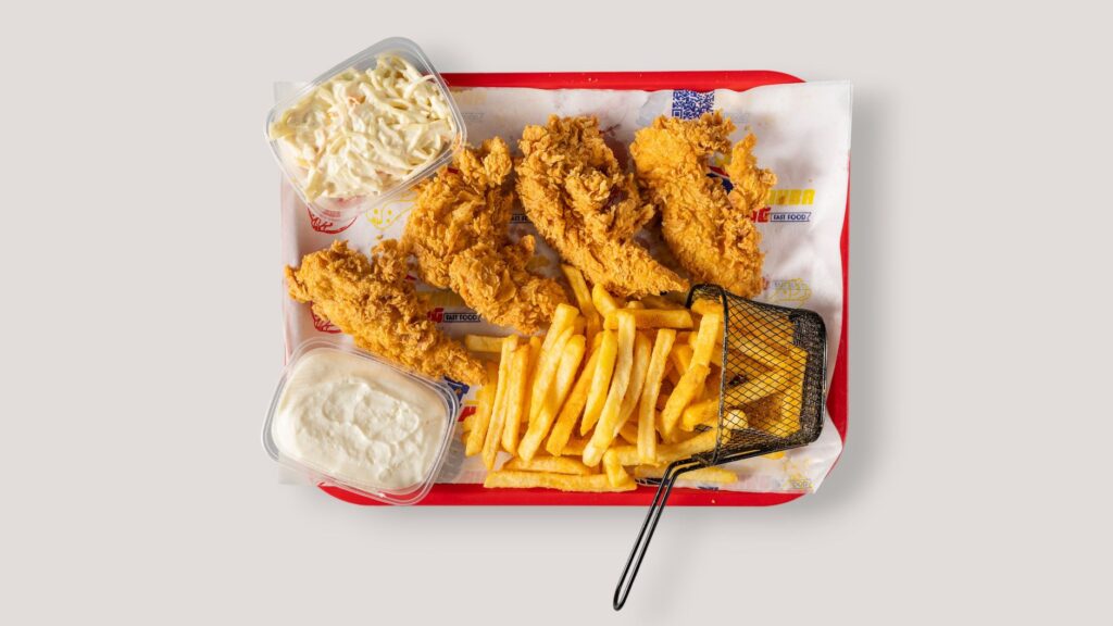 Bucket de poulet frit servi dans un fast-food, illustration d'un article sur KFC halal en France