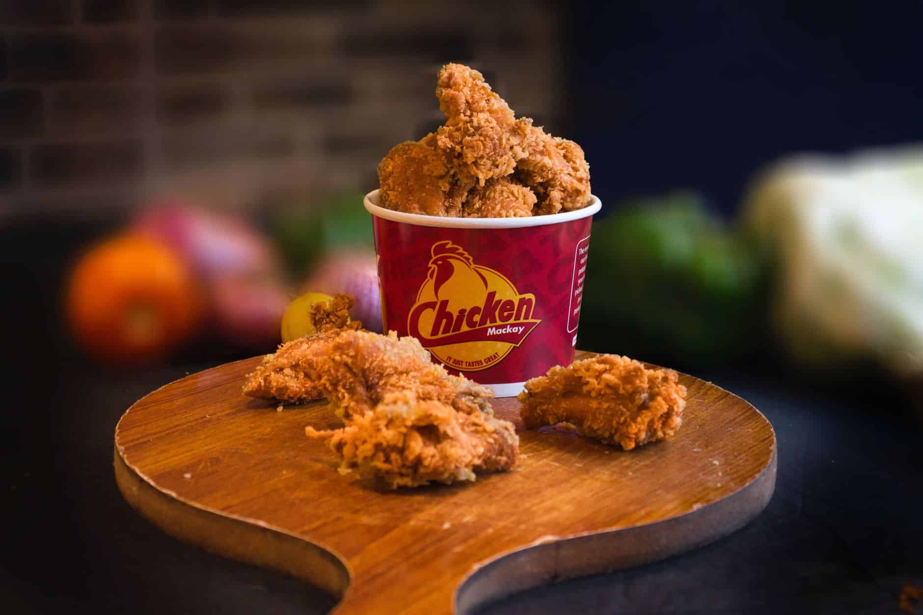 Bucket de poulet frit servi dans un fast-food, illustration d'un article sur KFC halal en France