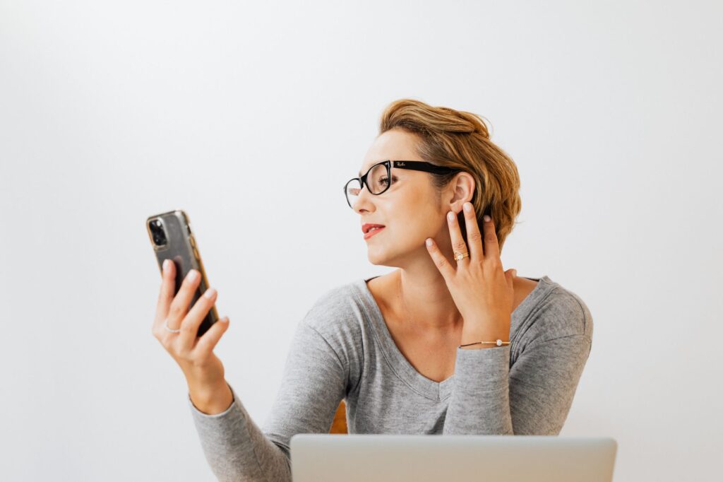 Personne répondant à un sondage rémunéré Toluna sur smartphone et ordinateur portable