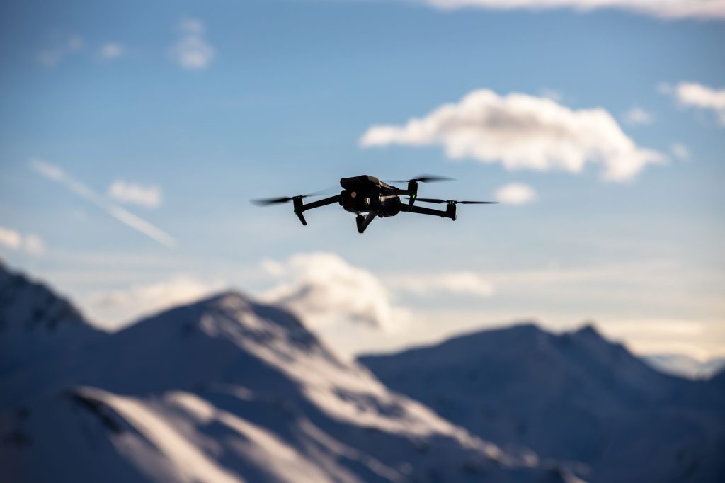 Faire voler un drone dans les Alpes-Maritimes : zones interdites, carte à lire et spots autorisés