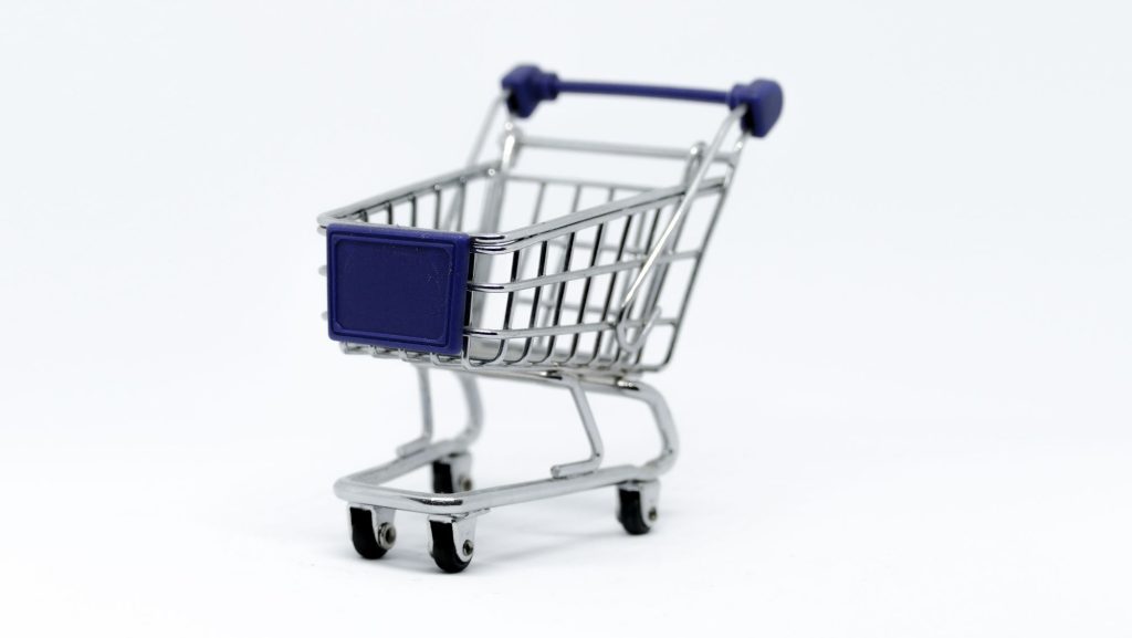Mini caddie de supermarche sur fond blanc
