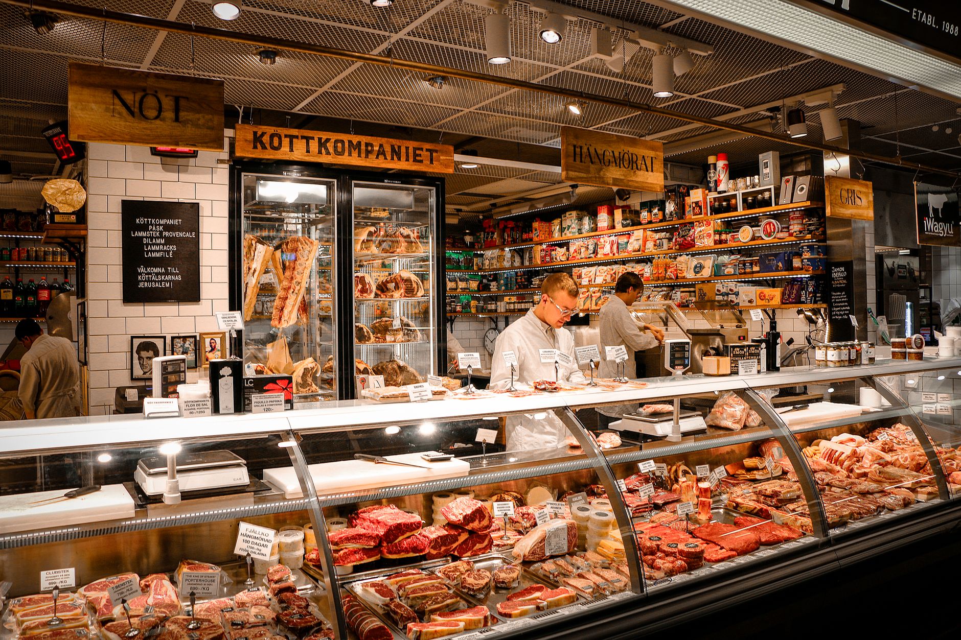 Comptoir réfrigéré d'une boucherie-charcuterie, vitrine de viandes et armoires réfrigérées vitrées