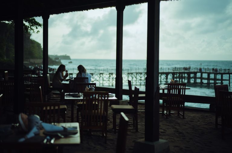 Les restaurateurs de Villeneuve-Loubet face à la menace de démolition : une bataille pour leur avenir