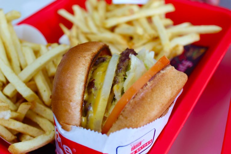 Régimes faibles en glucides et fast food : un choix possible