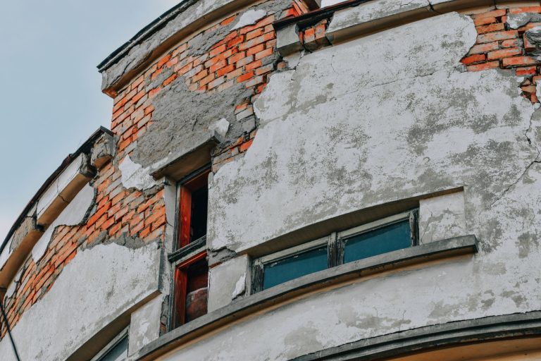 Fissures sur l&rsquo;immeuble voisin : un danger pour votre sécurité ?