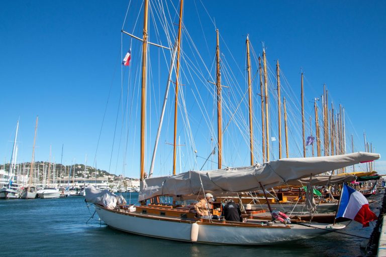 Vieux-Port de Cannes : Pourquoi les pêcheurs en colère paralysent l&rsquo;accès et quelles en seront les conséquences pour les usagers ?