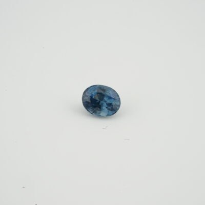 Saphir bleu facetté de 0,51 carat du Sri Lanka photographié sur fond blanc