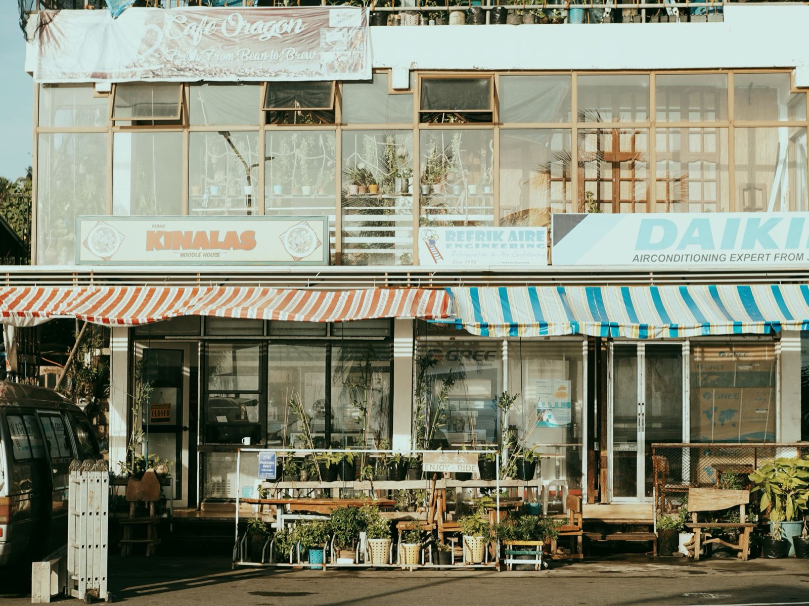 Devanture de commerces dans un quartier d'affaires local