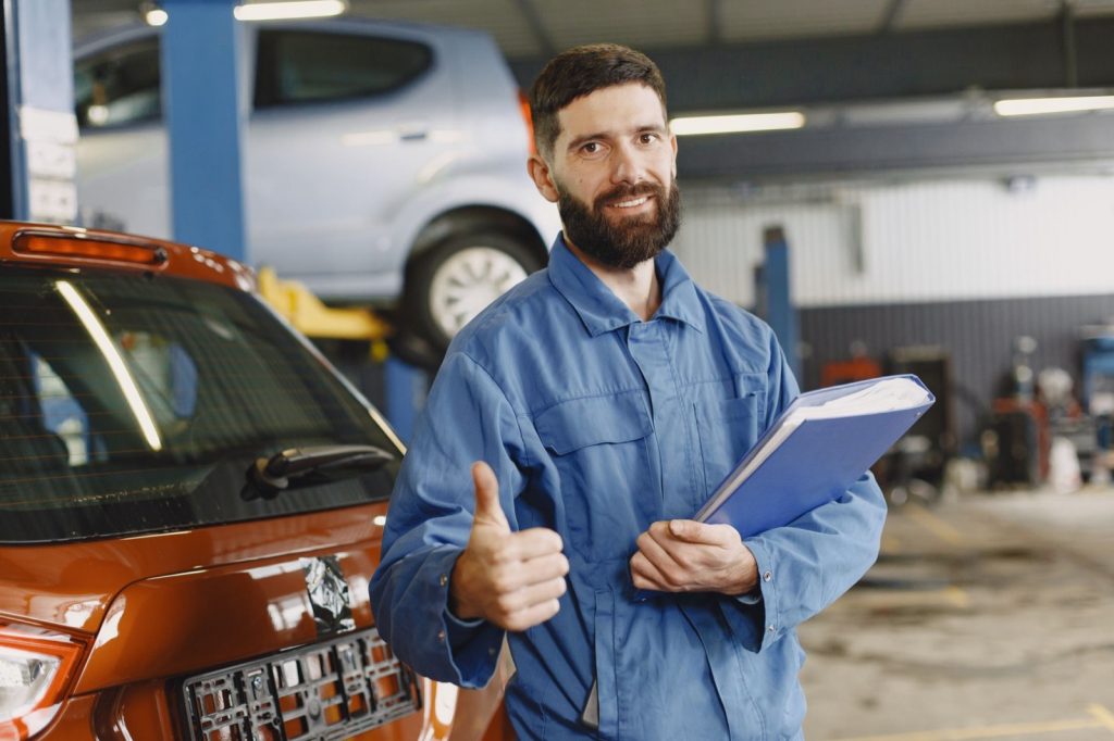 Carnet d'entretien voiture : où le trouver et comment ne plus le perdr