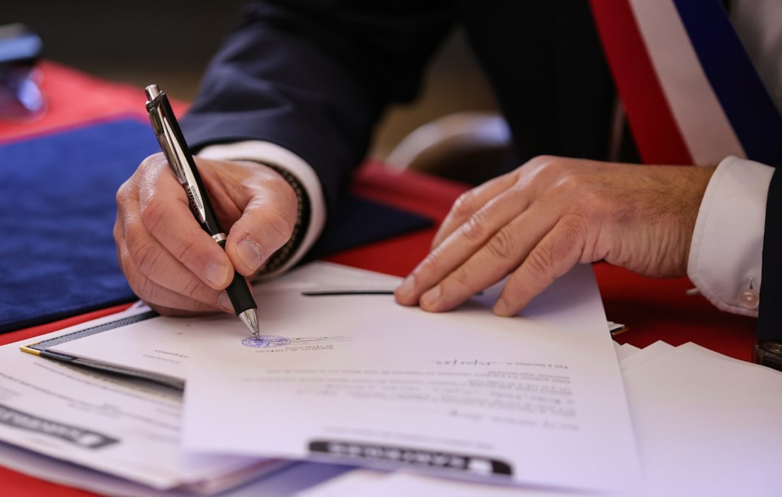 Contrat de garde d'animaux posé sur une table avec un stylo, prêt à être signé