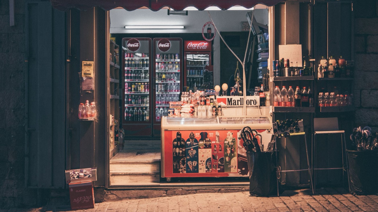 rayons d'une épicerie de nuit ouverte pour les travailleurs décalés