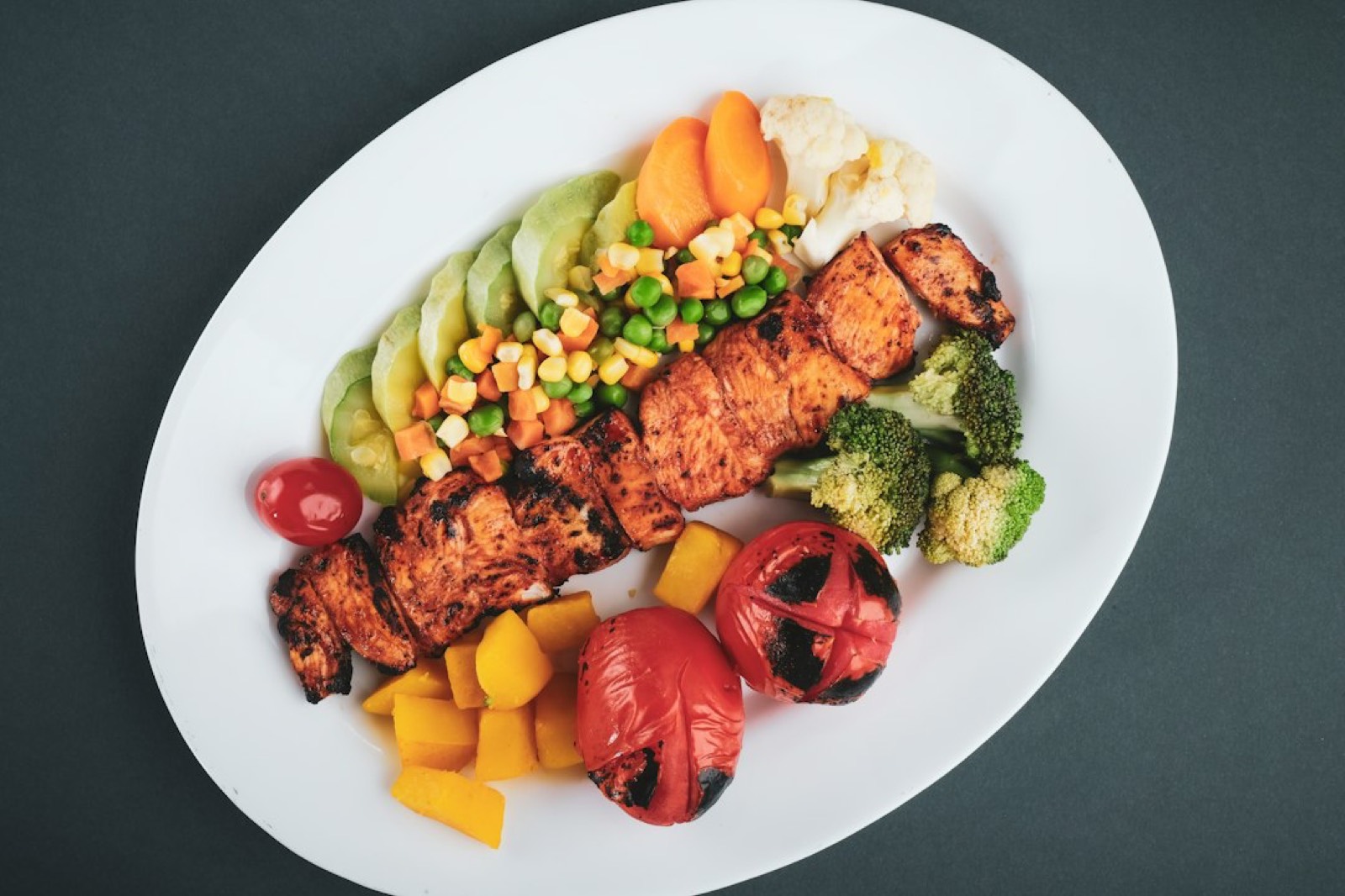 Assiette de légumes grillés et protéines maigres, exemple d'équilibre entre graisse et muscle