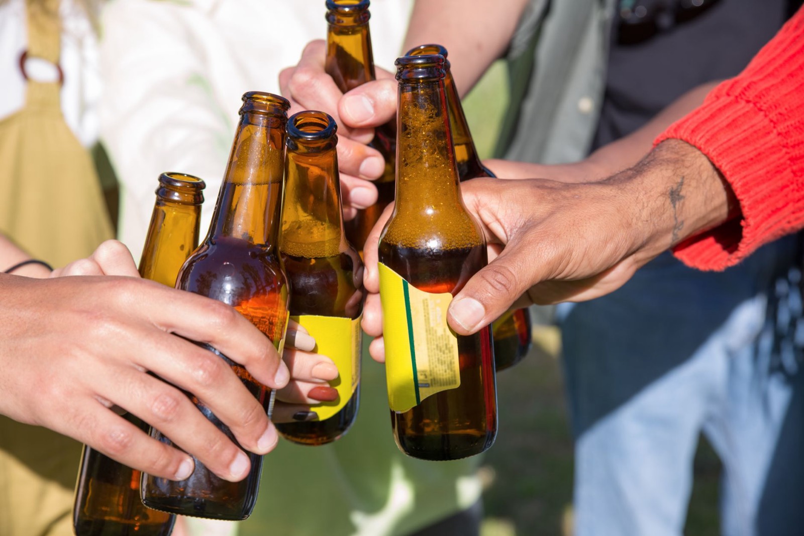 Table de fête de village couverte de bouteilles, l'endroit où un décapsuleur passe de main en main