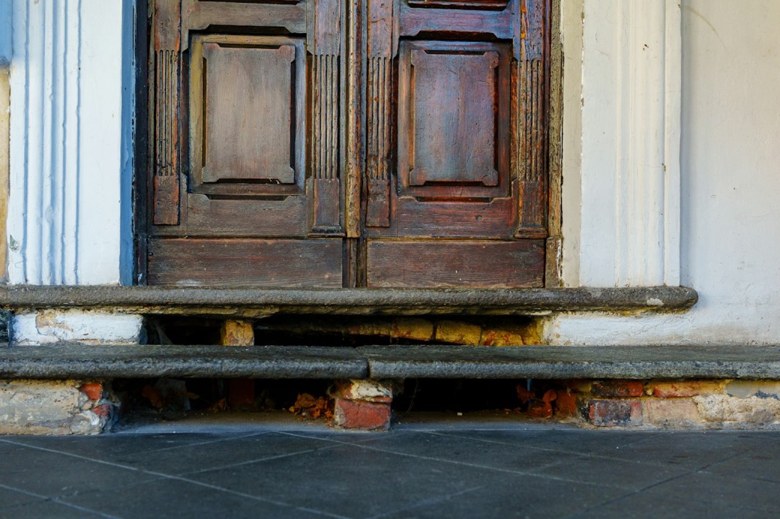 Seuil en bois d'une vieille porte, symbole d'un cap franchi
