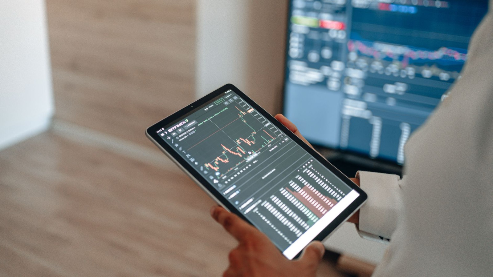 Personne consultant l'actualité économique sur une tablette