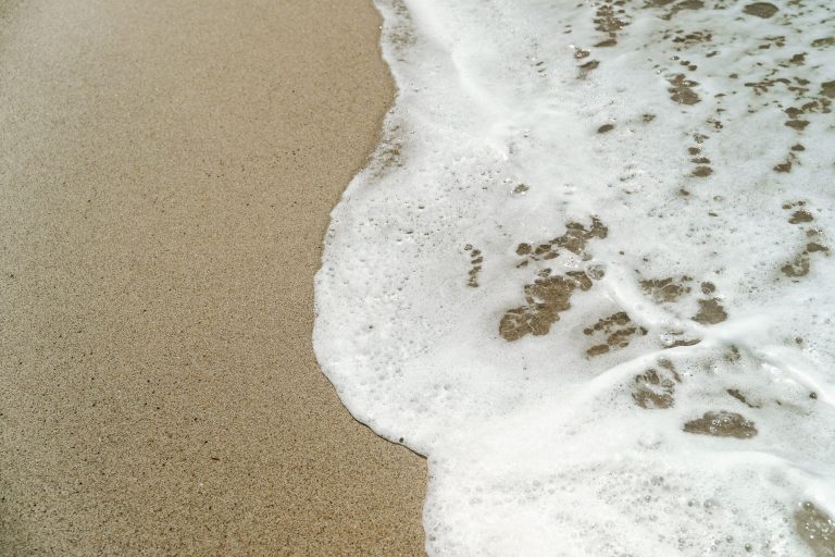 Vagues dangereuses : vos sorties en bord de mer à Nice menacées !