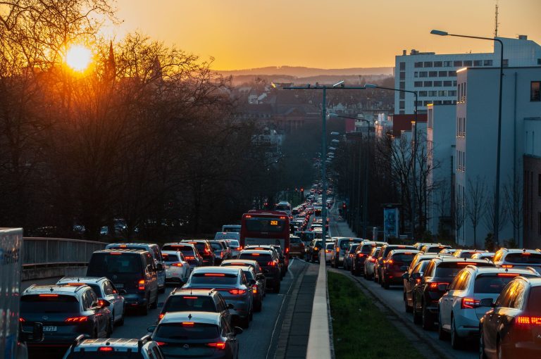 Évitez les Embouteillages sur les Routes des Alpes-Maritimes : Stratégies Efficaces