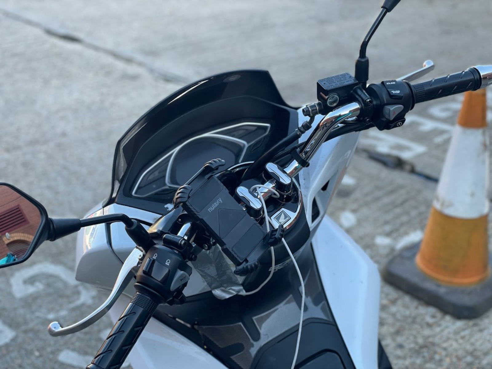 Support téléphone étanche fixé sur le guidon d'un scooter