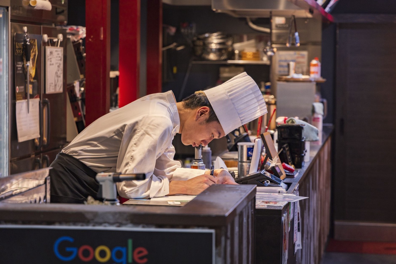 Relevé de température en cuisine professionnelle, planche et stylo