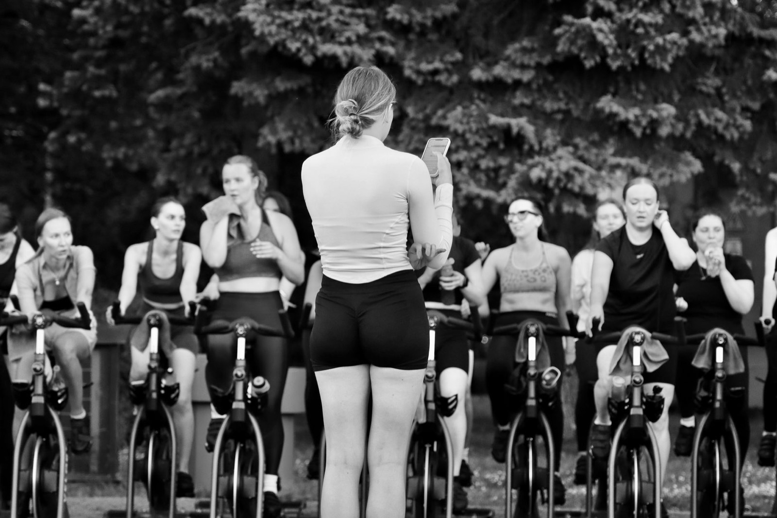 Groupe de femmes pratiquant une activité de fitness en club