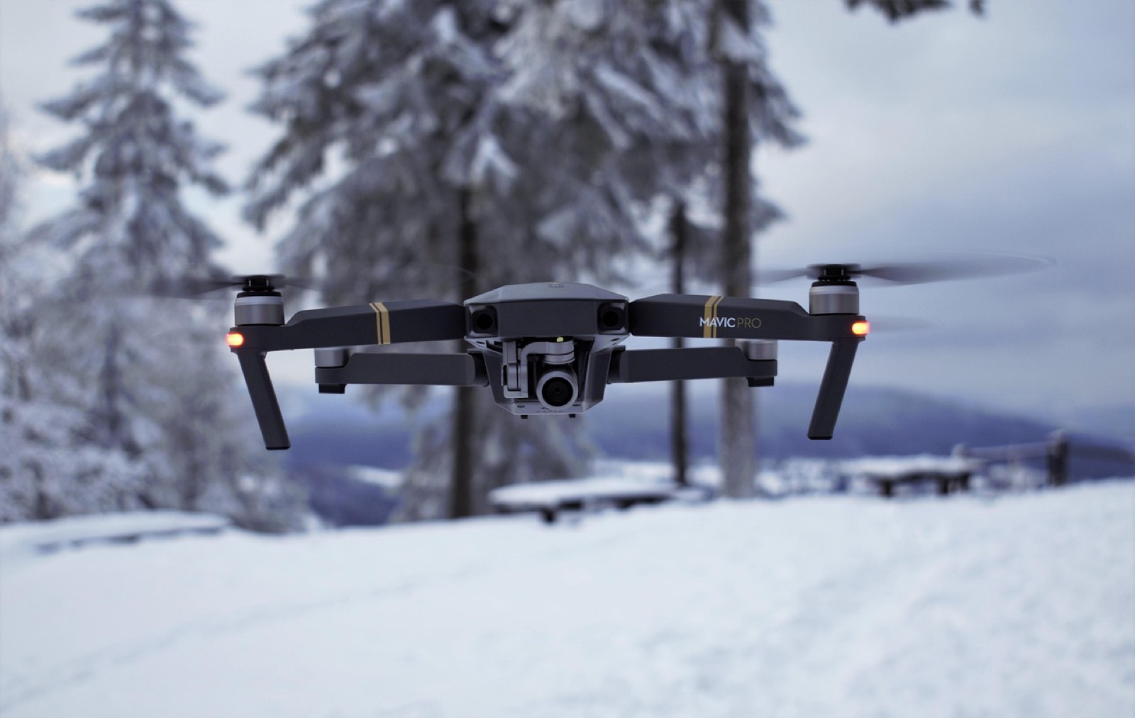 Hélices de drone DJI survolant un paysage de montagne dans les Alpes-Maritimes